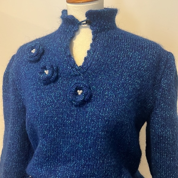Entirely handcrafted sweater w/ amazing detail sleeves crocheted flowers pearls - Picture 4 of 13
